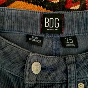 HIGH Waist MOM, relaxed fit, tapered at the bottom cords. Blue gray color.